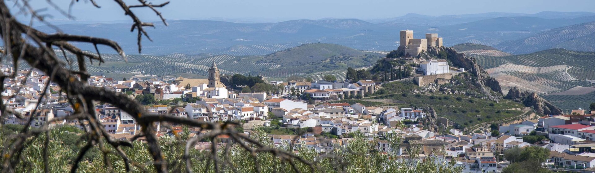 Vista panorámica de Luque y su castillo | Imagen: Turismo de la Subbética.