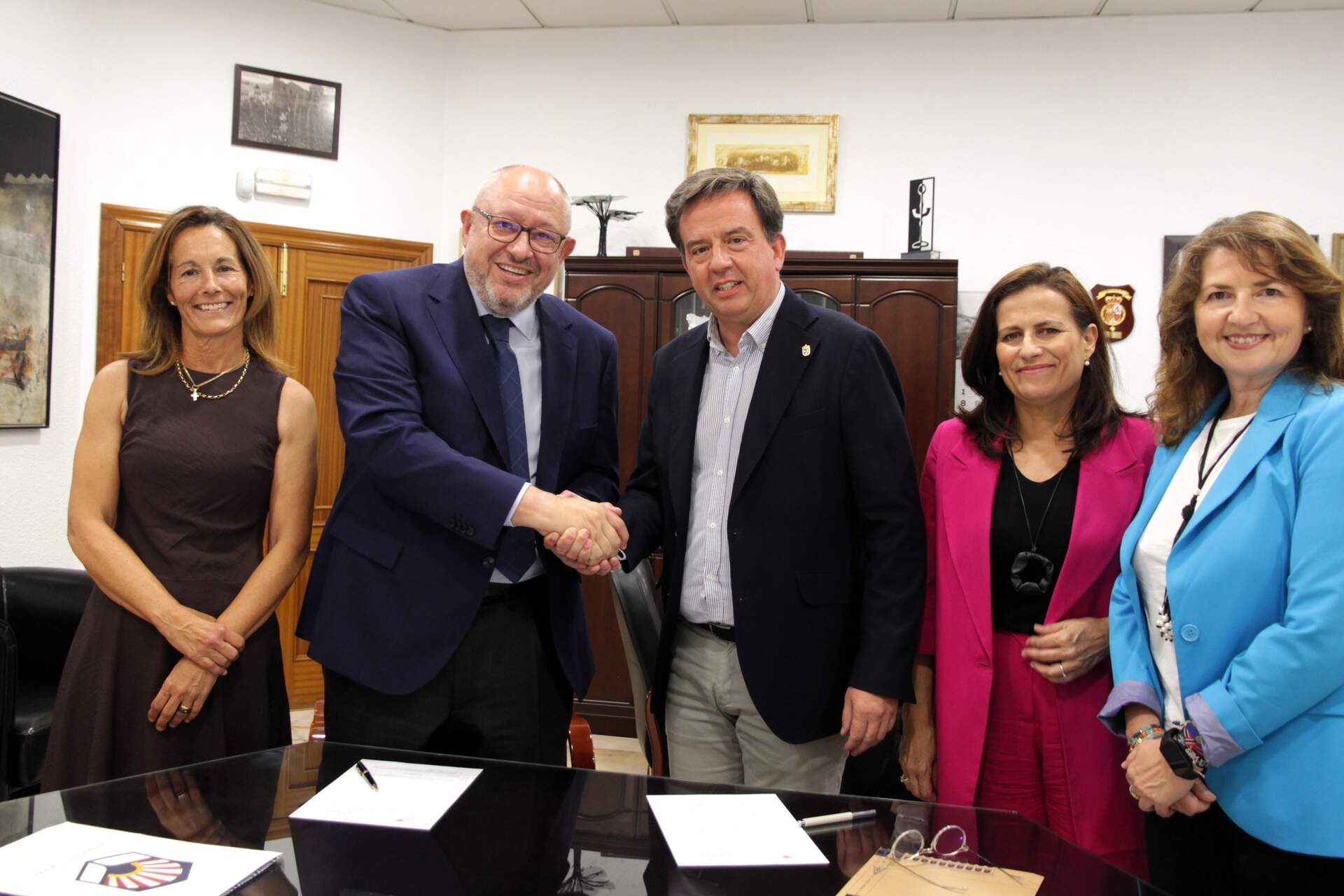 Un instante durante la firma de la renovación del convenio de colaboración entre el Ayuntamiento y Universidad de Córdoba.