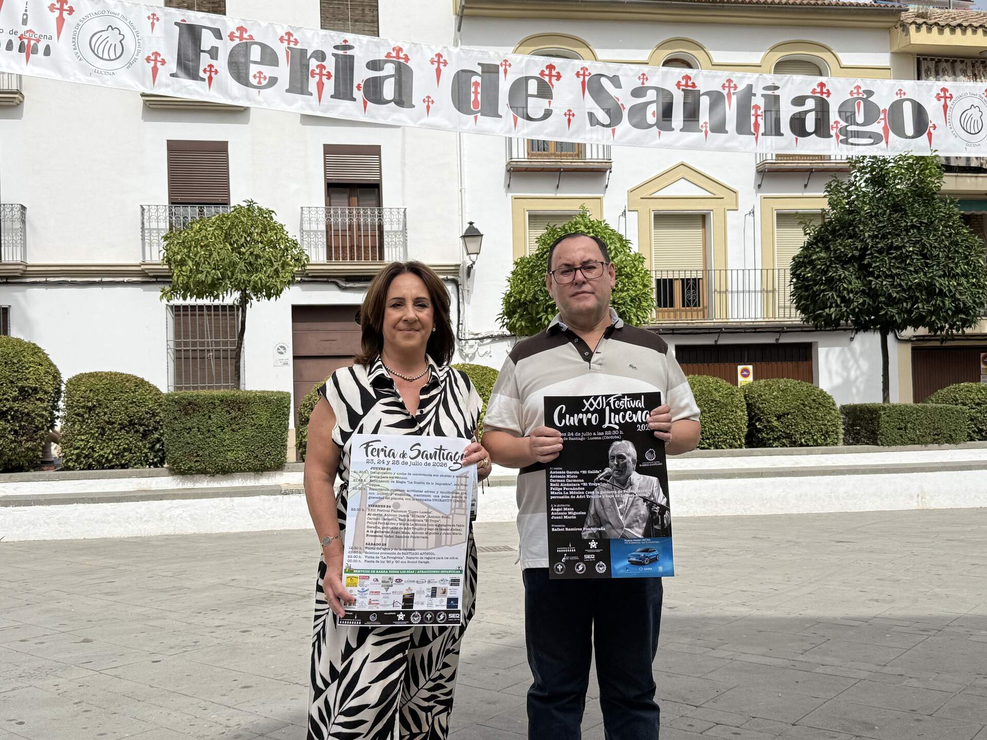 La concejala de Fiestas, Araceli Rodríguez, y el presidente de la Asociación de Vecinos del Barrio de Santiago, Francis Díaz, durante la presentación de la programación de la Feria de Santiago 2026.