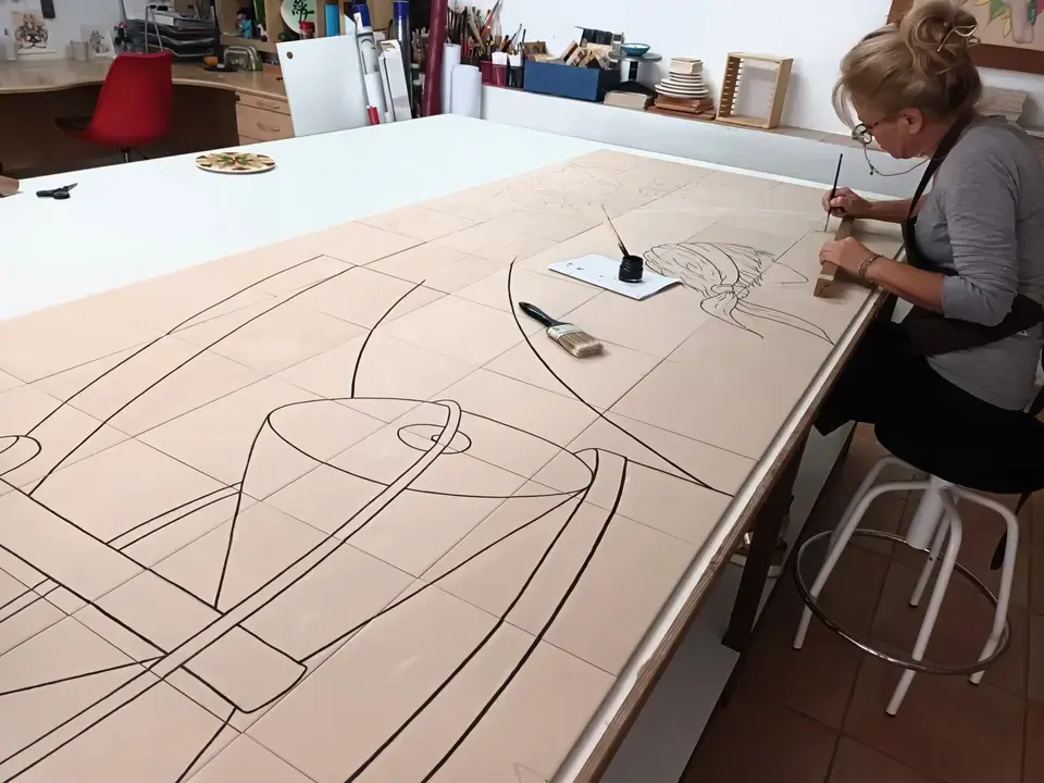 La ceramista prieguense Merche López trabaja en su estudio sobre el mural cerámico que será instalado en el municipio de Doña Mencía.